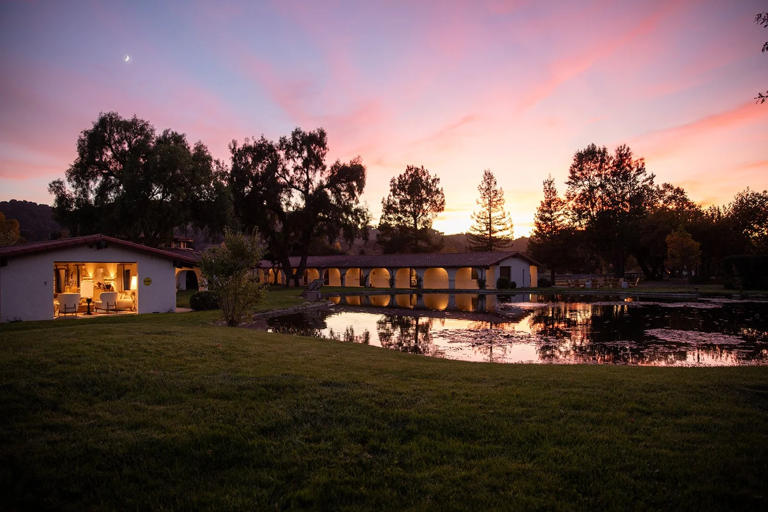 Roundbarn Ranch and logo